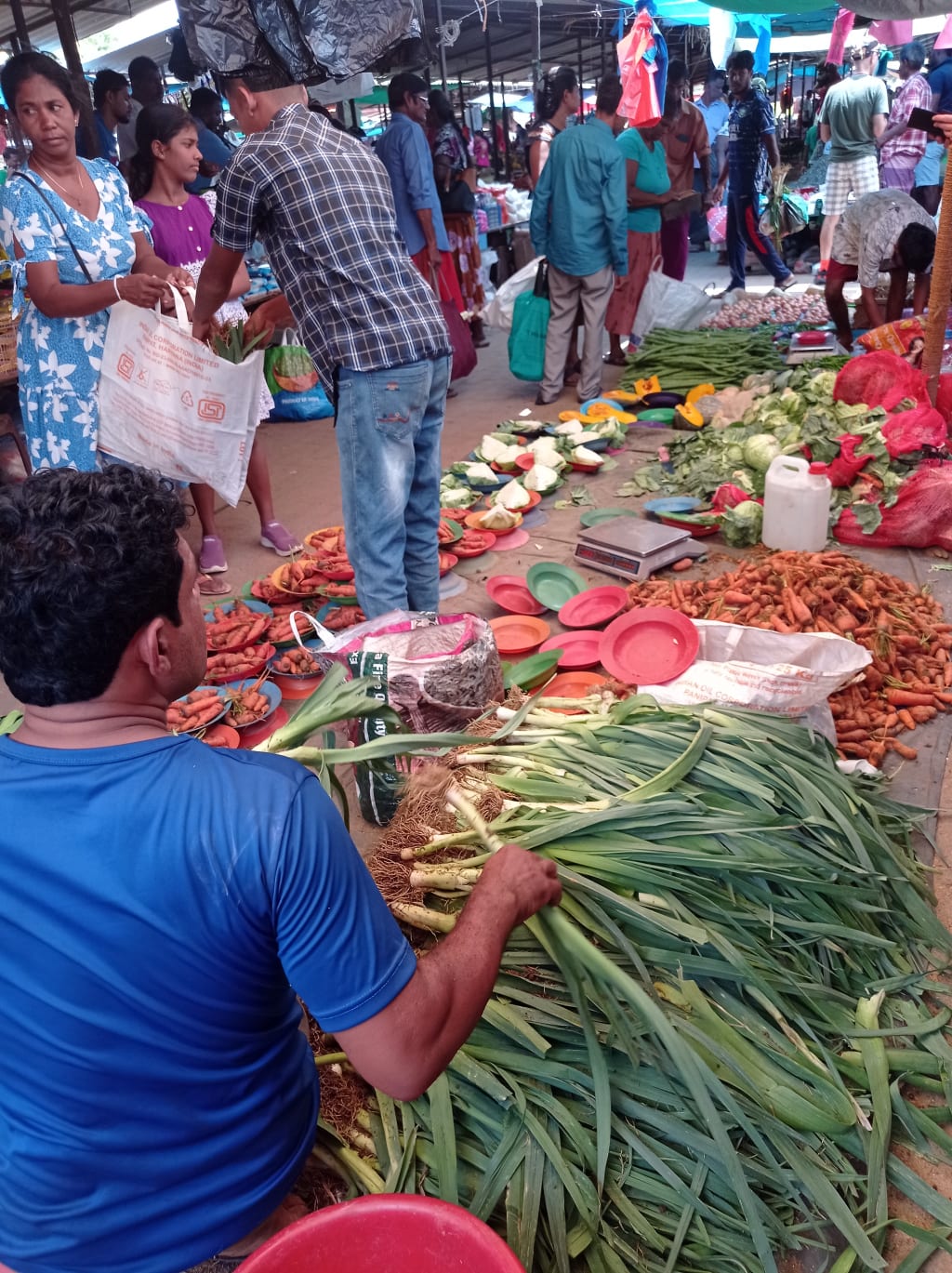 Mercato tradizionale dello Sri Lanka con spezie e prodotti locali, incontro autentico con la cultura locale.